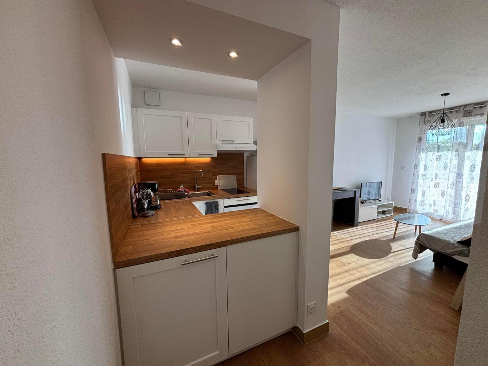 Location D'Un Superbe Appartement Avec Piscine Рокбрюн-сюр-Аржан Экстерьер фото